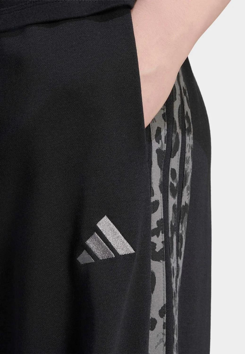 Impericon Seasonal Essentials Animal Print 3-Stripes Jogginghose Damen