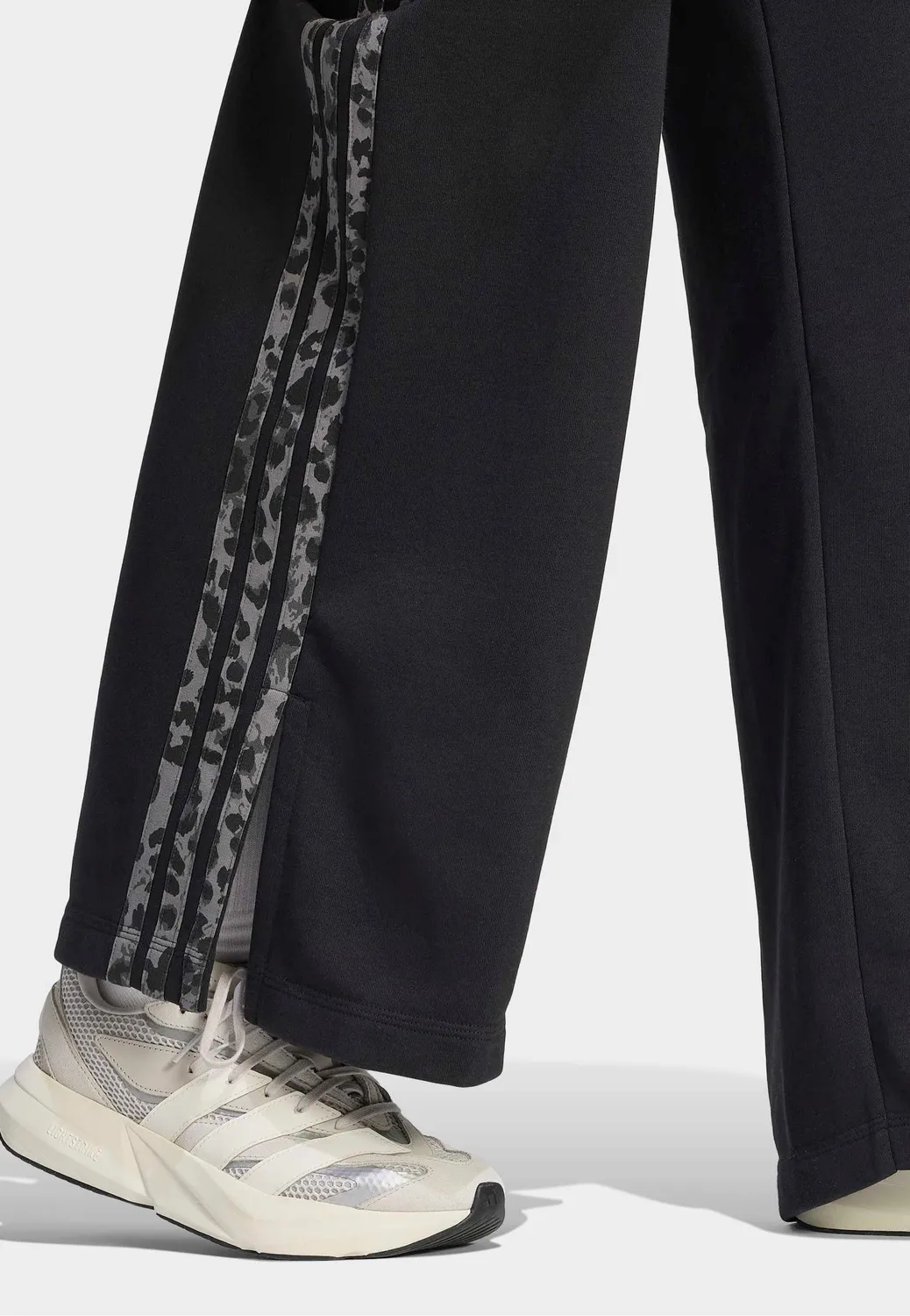 Impericon Seasonal Essentials Animal Print 3-Stripes Jogginghose Damen